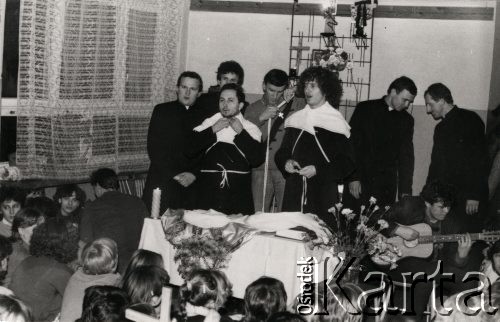 3-16.12.1984, Włoszczowa, Polska.
Strajk okupacyjny o krzyże w klasach w budynku szkolnym Zespołu Szkół Zawodowych im. Stanisława Staszica we Włoszczowej. Przygotowania do mszy w czasie trwania strajku. Od lewej strony stoją: ksiądz Marek Mrugała, ksiądz Zbigniew Trzaskowski, ksiądz Andrzej Wilczyński, Mirosław Musiał, ksiądz Marek Łabuda, ksiądz Antoni Sokołowski. Z gitarą siedzi Karol Walczyk. 
Fot. Tadeusz Krzemiński, zbiory Ośrodka KARTA
