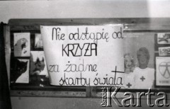 3-16.12.1984, Włoszczowa, Polska.
Strajk okupacyjny o krzyże w klasach w budynku szkolnym Zespołu Szkół Zawodowych im. Stanisława Staszica we Włoszczowej. Napis w gablocie gazetki szkolnej 