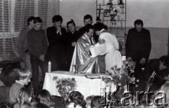 3-16.12.1984, Włoszczowa, Polska.
Strajk okupacyjny o krzyże w klasach w budynku szkolnym Zespołu Szkół Zawodowych im. Stanisława Staszica we Włoszczowej. Msza w czasie strajku. Od lewej stoją: Mirosław Musiał, Arkadiusz Baryś, ksiądz Zbigniew Trzaskowski, ksiądz Marek Mrugała, ksiądz Antoni Sokołowski, ksiądz Andrzej Wilczyński i ksiądz Marek Łabuda. 
Fot. Tadeusz Krzemiński, zbiory Ośrodka KARTA
