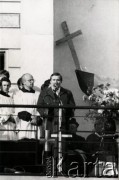 3.11.1984, Warszawa, Polska.
Pogrzeb księdza Jerzego Popiełuszki na terenie kościoła Św. Stanisława Kostki w Warszawie. Na zdjęciu przemawia Lech Wałęsa. 
Fot. NN, zbiory Ośrodka KARTA, przekazała Agnieszka Sokulska