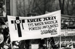 3.11.1984, Warszawa, Polska.
Pogrzeb księdza Jerzego Popiełuszki na terenie kościoła Św. Stanisława Kostki w Warszawie. Na zdjęciu transparent: 