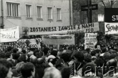 3.11.1984, Warszawa, Polska.
Pogrzeb księdza Jerzego Popiełuszki na terenie kościoła Św. Stanisława Kostki w Warszawie. Na zdjęciu transparenty przygotowane przez uczestników pogrzebu. 