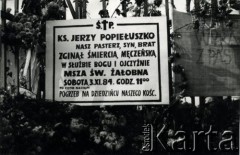 3.11.1984, Warszawa, Polska.
Pogrzeb księdza Jerzego Popiełuszki na terenie kościoła Św. Stanisława Kostki w Warszawie. Na zdjęciu transparent: 