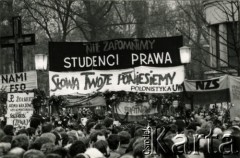 3.11.1984, Warszawa, Polska.
Pogrzeb księdza Jerzego Popiełuszki na terenie kościoła Św. Stanisława Kostki w Warszawie. Na zdjęciu transparenty, m.in.: 