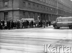 Po 13.12.1981, Warszawa, Polska.
Wprowadzenie stanu wojennego - przechodnie i milicja na skrzyżowaniu ulic Świętokrzyskiej i Krakowskie Przedmieście.
Fot. NN, zbiory Ośrodka KARTA