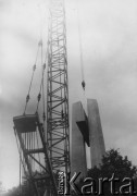 Czerwiec 1981, Poznań, Polska.
Budowa pomnika Ofiar Czerwca 1956, montaż elementów.
Fot. NN, zbiory Ośrodka KARTA

