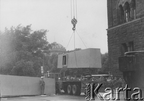 Czerwiec 1981, Poznań, Polska.
Budowa pomnika Ofiar Czerwca 1956, transport elementów.
Fot. NN, zbiory Ośrodka KARTA

