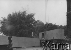 Czerwiec 1981, Poznań, Polska.
Budowa pomnika Ofiar Czerwca 1956, transport elementów.
Fot. NN, zbiory Ośrodka KARTA

