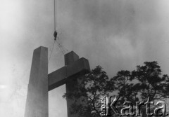 Czerwiec 1981, Poznań, Polska.
Budowa pomnika Ofiar Czerwca 1956, montaż elementów.
Fot. NN, zbiory Ośrodka KARTA

