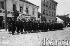 Czerwiec 1937, Pińsk, woj. poleskie, Polska.
Boże Ciało, oddział marynarzy Floty Pińskiej. Na budynku w głębi szyldy i napisy: 