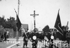 20.05.1937, Pińsk, Poleskie woj., Polska
Pogrzeb marynarza Floty Pińskiej Jóźwiaka, za marynarzami z krzyżem i sztandarami idzie orkiestra floty.
Fot. Władysław Nadwornik, zbiory Ośrodka KARTA, udostępnił Wiesław Pakosik-Pakosz


