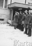 Listopad-grudzień 1981, Katowice, Polska.
Funkcjonariusze milicji podczas akcji wysiedlania osób, które bezprawnie zajęły mieszkania w bloku.
Fot. NN, zbiory Ośrodka KARTA

