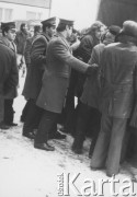 Listopad-grudzień 1981, Katowice, Polska.
Funkcjonariusze milicji podczas akcji wysiedlania osób, które bezprawnie zajęły mieszkania w bloku.
Fot. NN, zbiory Ośrodka KARTA

