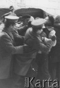 Listopad-grudzień 1981, Katowice, Polska.
Funkcjonariusze milicji podczas akcji wysiedlania osób, które bezprawnie zajęły mieszkania w bloku.
Fot. NN, zbiory Ośrodka KARTA


