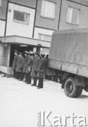Listopad-grudzień 1981, Katowice, Polska.
Funkcjonariusze milicji podczas akcji wysiedlania osób, które bezprawnie zajęły mieszkania w bloku.
Fot. NN, zbiory Ośrodka KARTA

