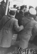 Listopad-grudzień 1981, Katowice, Polska.
Funkcjonariusze milicji podczas akcji wysiedlania osób, które bezprawnie zajęły mieszkania w bloku.
Fot. NN, zbiory Ośrodka KARTA

