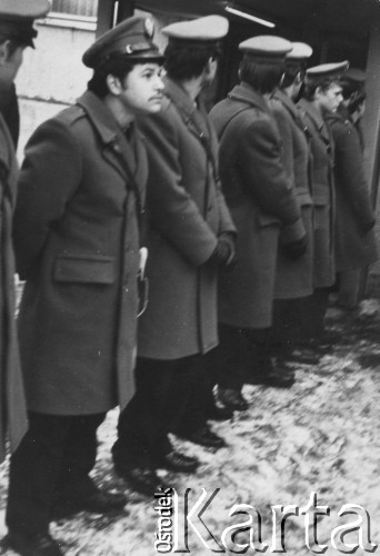 Listopad-grudzień 1981, Katowice, Polska.
Funkcjonariusze milicji podczas akcji wysiedlania osób, które bezprawnie zajęły mieszkania w bloku.
Fot. NN, zbiory Ośrodka KARTA

