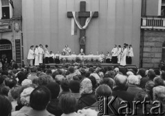 3.05.1981, Wrocław, Polska.
Msza święta przed siedzibą NSZZ Solidarność Regionu Dolny Śląsk, ołtarz.
Fot. NN, zbiory Ośrodka KARTA


