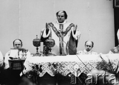 3.05.1981, Wrocław, Polska.
Msza święta przed siedzibą NSZZ Solidarność Regionu Dolny Śląsk, stoi ksiądz Stanisław Orzechowski.
Fot. NN, zbiory Ośrodka KARTA

