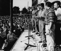 Sierpień 1981, Wrocław, Polska.
Wiec przed siedzibą NSZZ 