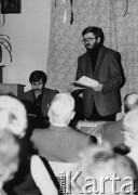 1980, Wrocław, Polska.
Stanisław Barańczak na spotkaniu w siedzibie Klubu Inteligencji Katolickiej, obok siedzi wiceprezes KIK Maciej Zięba.
Fot. NN, zbiory Ośrodka KARTA

