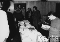 Listopad 1981, Wrocław, Polska.
Strajk na Politechnice Wrocławskiej, stoisko z wydawnictwami niezależnymi, w głębi z prawej stoi Krzysztof Turkowski.
Fot. NN, zbiory Ośrodka KARTA

