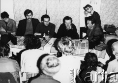 Jesień 1980, Wrocław, Polska.
Spotkanie w Klubie Inteligencji Katolickiej, siedzą od lewej: NN, Maciej Zięba, Karol Modzelewski, Adam Michnik, Krzysztof Kozłowski.
Fot. NN, zbiory Ośrodka KARTA

