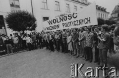 Czerwiec 1981, Wrocław, Polska.
Wiec w obronie więźniów politycznych, pod transparentem stoi m.in. Władysław Frasyniuk.
Fot. NN, zbiory Ośrodka KARTA

