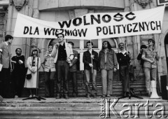 Czerwiec 1981, Wrocław, Polska.
Wiec w obronie więźniów politycznych, przemawia Karol Modzelewski, trzeci od prawej stoi Jarosław Broda.
Fot. NN, zbiory Ośrodka KARTA

