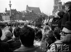 3.05.1982, Warszawa, Polska.
Stan wojenny - pacyfikacja niezależnej manifestacji solidarnościowej na Starym Mieście.
Fot. NN, zbiory Ośrodka KARTA