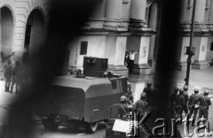 3.05.1982, Warszawa, Polska.
Stan wojenny - oddział ZOMO przed kościołem Św.Anny na Krakowskim Przedmieściu, podczas rozpędzania niezależnej demonstracji solidarnościowej. Po lewej stronie widoczny funkcjonariusz ZOMO strzelający nabojami gazowymi do demonstrantów, ukrytych w kościele Św.Anny.
Fot. Aleksander Jałosiński, zbiory Ośrodka KARTA