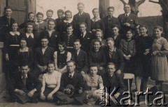 10.04.1944, Dboj-Hamborn, Jugosławia.
Grupa robotników przymusowych, między innymi rodzina Marii Jankowskiej.
Fot. NN, zbiory Ośrodka KARTA, udostępniła Maria Jankowska
 
