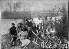 1940, Witiumino, ZSRR.
Nikołaj Stiepanowicz Sołowiow - urzędnik rosyjski z grupą polskiej i ukraińskiej młodzieży nad rzeką Wiled'. Na fotografii znajdują się dwie siostry Kamińskie, Maria Szambir, Genowefa Milczarek, Bolesław Lipiński, Zofia Zajęcka, Genia Żukowska, Aleksandra Jarmulska (Jarimilska?).
Fot. NN, zbiory Ośrodka KARTA, udostępniła Aleksandra Jarimilska