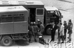 1.05.1985, Gdańsk, Polska.
Rozpędzanie przez ZOMO niezależnej manifestacji pierwszomajowej, zomowcy ciągną manifestanta.
Fot. NN, zbiory Ośrodka KARTA
