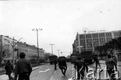 1.05.1985, Gdańsk, Polska.
Ulica grunwaldzka, rozpędzanie przez ZOMO niezależnej manifestacji pierwszomajowej, starcia manifestantów z zomowcami.
Fot. NN, zbiory Ośrodka KARTA