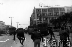 1.05.1985, Gdańsk, Polska.
Ulica Grunwaldzka, rozpędzanie przez ZOMO niezależnej manifestacji pierwszomajowej, starcia manifestantów z zomowcami.
Fot. NN, zbiory Ośrodka KARTA
