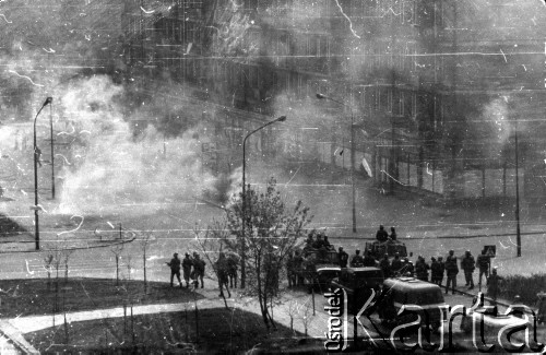 3.05.1983, Gdańsk, Polska.
Rozpędzanie przez ZOMO niezależnej manifestacji, starcia manifestantów z zomowcami.
Fot. NN, zbiory Ośrodka KARTA
