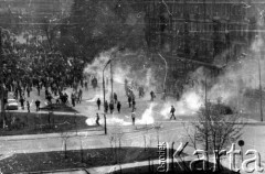 3.05.1983, Gdańsk, Polska.
Rozpędzanie przez ZOMO niezależnej manifestacji, starcia manifestantów z zomowcami.
Fot. NN, zbiory Ośrodka KARTA