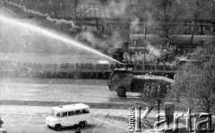 3.05.1983, Gdańsk, Polska.
Rozpędzanie przez ZOMO niezależnej manifestacji, starcia manifestantów z zomowcami, w akcji działko wodne.
Fot. NN, zbiory Ośrodka KARTA