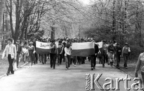 1.05.1983, Szczecin, Polska.
Niezależna manifestacja pierwszomajowa, manifestanci z transparentami.
Fot. NN, zbiory Ośrodka KARTA, udostępnił p. Rzewuski