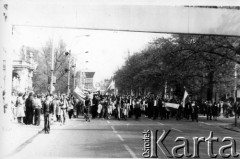 1.05.1983, Szczecin, Polska.
Niezależna manifestacja pierwszomajowa, czoło pochodu z transparentami.
Fot. NN, zbiory Ośrodka KARTA, udostępnił p. Rzewuski