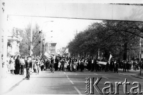 1.05.1983, Szczecin, Polska.
Niezależna manifestacja pierwszomajowa, czoło pochodu z transparentami.
Fot. NN, zbiory Ośrodka KARTA, udostępnił p. Rzewuski