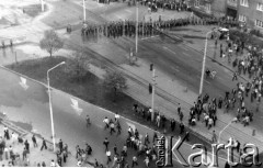 1.05.1983, Szczecin, Polska.
Rozpędzanie przez ZOMO niezależnej manifestacji pierwszomajowej.
Fot. NN, zbiory Ośrodka KARTA, udostępnił p. Rzewuski