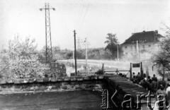 1.05.1983, Szczecin, Polska.
Rozpędzanie przez ZOMO niezależnej manifestacji pierwszomajowej, starcia manifestantów z zomowcami, w akcji działko wodne.
Fot. NN, zbiory Ośrodka KARTA, udostępnił p. Rzewuski