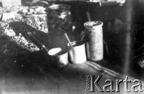 Sierpień-wrzesień 1944, Warszawa, Generalne Gubernatorstwo.
Powstanie Warszawskie. Naczynia należące do grupy powstańców ukrywających się na niewypalonym fragmencie dachu domu przy ul. Raszyńskiej 58. W schronieniu zbudowanym na dachu przebywali: Kazimierz Barański 