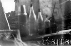 Sierpień 1944, Warszawa, Generalne Gubernatorstwo.
Powstanie Warszawskie. Butelki i termos - pojemniki na wodę, należace do grupy powstańców ukrywających się na dachu domu przy ul. Raszyńskiej 58.
Fot. Kazimierz Barański 