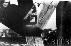 Sierpień 1944, Warszawa, Generalne Gubernatorstwo.
Powstanie Warszawskie. Obrazek z Matką Boską w kryjówce na niewypalonym fargmencie dachu domu przy ul. Raszyńskiej 58 ukrywała się grupa powstańców. W schronieniu zbudowanym na dachu przebywali: Kazimierz Barański 