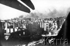 Sierpień 1944, Warszawa, Generalne Gubernatorstwo.
Powstanie Warszawskie. Widok wypalonych domów przy ul. Filtrowej. Zdjęcie wykonano z dachu domu przy ul. Raszyńskiej 58, gdzie na niewypalonym fragmencie dachu domu przy ul. Raszyńskiej 58 ukrywała się grupa powstańców. W schronieniu zbudowanym na dachu przebywali: Kazimierz Barański 
