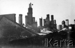 Sierpień 1944, Warszawa, Generalne Gubernatorstwo.
Powstanie Warszawskie. Dachy wypalonych domów przy ul. Uniwersyteckiej. Zdjęcie wykonano z dachu domu przy ul. Raszyńskiej 58, gdzie ukrywała się grupa powstańców.
Fot. Kazimierz Barański 