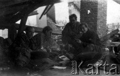 Sierpień 1944, Warszawa, Generalne Gubernatorstwo.
Powstanie Warszawskie. Grupa powstańców ukrywających się na dachu domu przy ul. Raszyńskiej 58. Od lewej: 